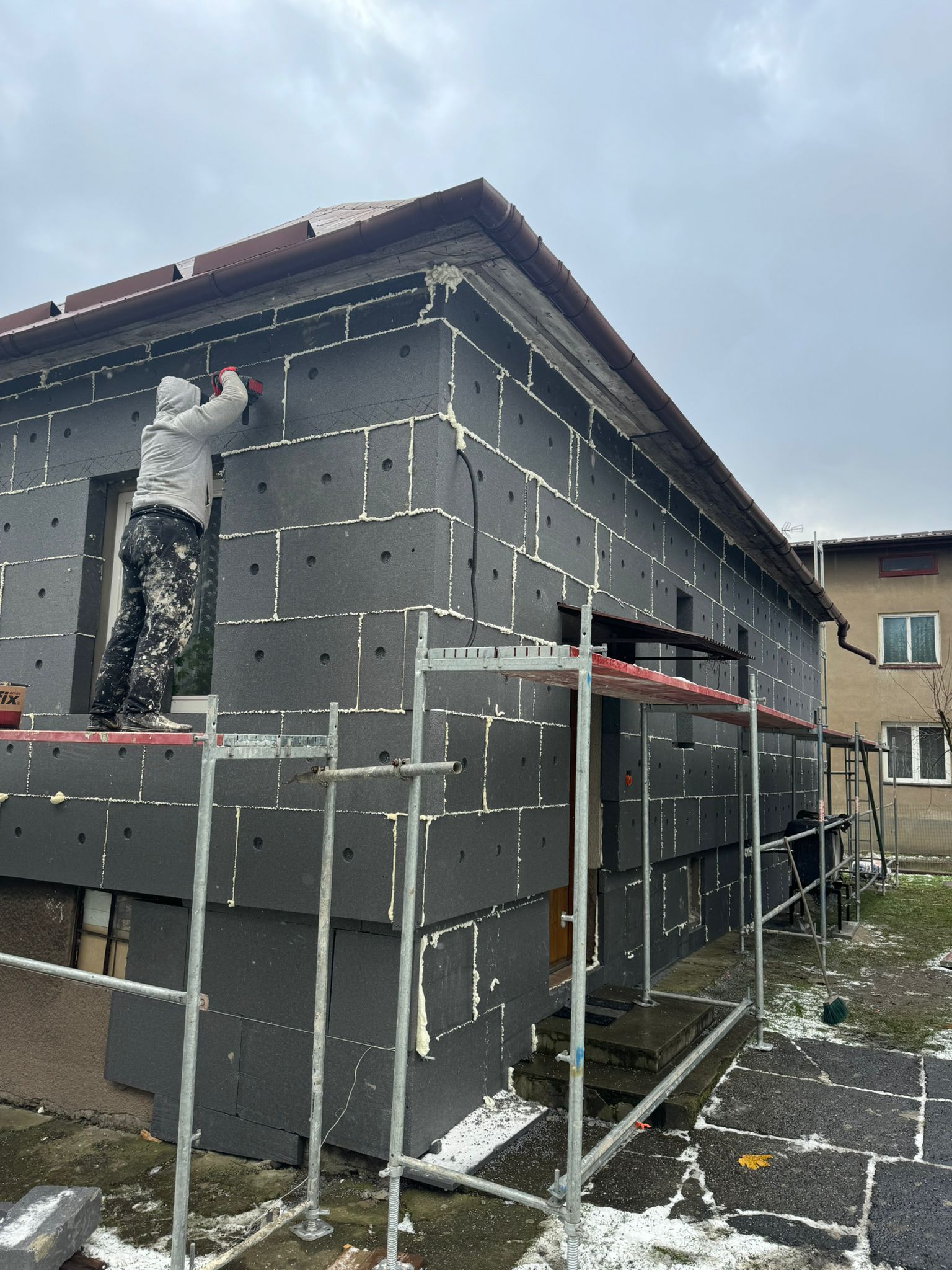 Dom Jednorodzinny — Ocieplenie Styropianem Grafitowym